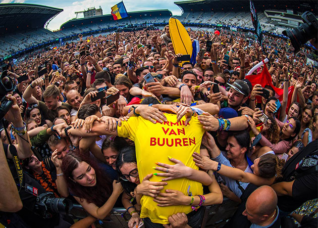 Armin van Buuren se entrega ao público (e às lágrimas) na Romênia