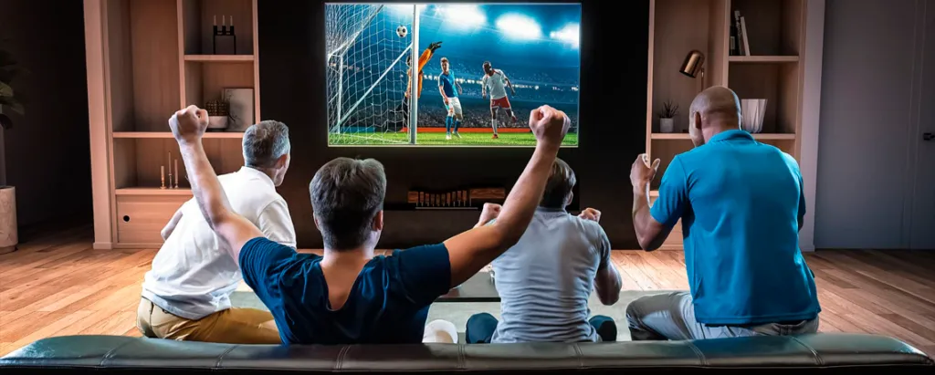 Grade de Canais IPTV Premiere Grátis: Como Assistir Futebol Online 1 Homem assistindo futebol ao vivo em uma tela de TV com Grade de Canais IPTV Premiere